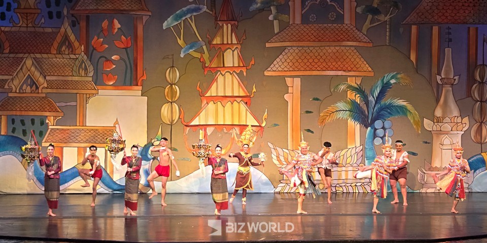 공연 피날레에서 연기자들이 마지막 무대를 보여주고 있다. 사진=손진석 기자