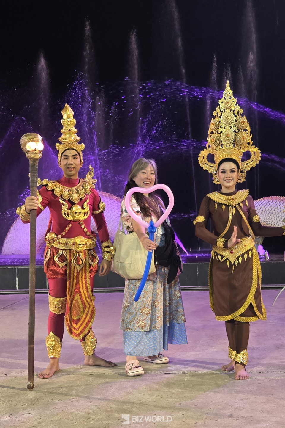 관람객이 공연을 마치고 연기자들과 기념 사진을 촬영하고 있다. 사진=손진석 기자