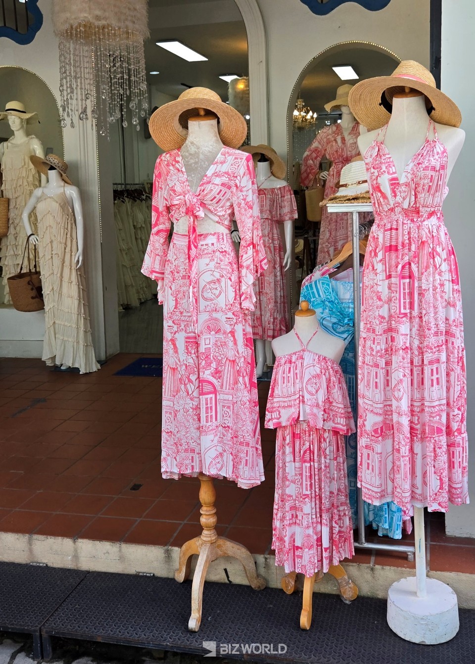 올드타운의 옷가게에 전시된 화려한 문양의 여성옷. 사진=손진석 기자