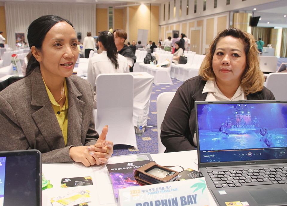 돌핀 베이 푸켓과 아쿠아 쇼 푸켓 운영사 세일즈 디렉터 사깐따 통누언(왼쪽)이 돌핀쇼와 아쿠아쇼에 대해 설명하고 있다. 사진=손진석 기자
