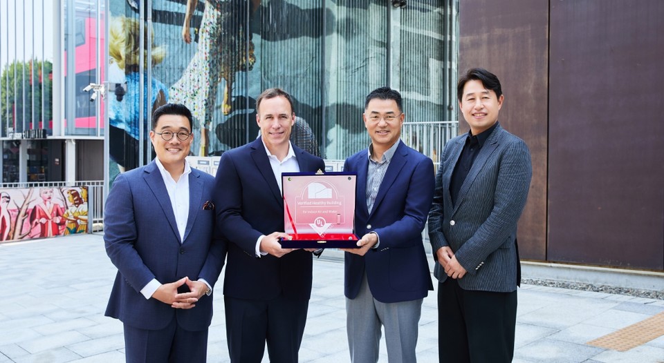 (사진 왼쪽부터) 정륜 UL Solutions Korea 대표, Sean McCrady UL Solutions 기업 지속가능성 부문장, 전병구 현대카드 경영관리부문 대표, 김명호 현대카드 기업문화실장. 사진=현대카드