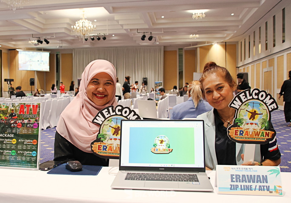 에라완 짚라인 및 ATV를 홍보하는 알리 세일즈 매니저(왼쪽)와 직원이 한국 관광객을 맞이할 준비를 마쳤다며 많은 한국인의 방문을 희망했다. 사진=손진석 기자