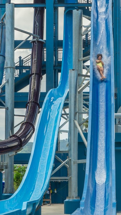 안다만다 워터 슬라이드를 즐기고 있는 관광객 모습. 사진=안다만다 푸껫 홈페이지 캡처