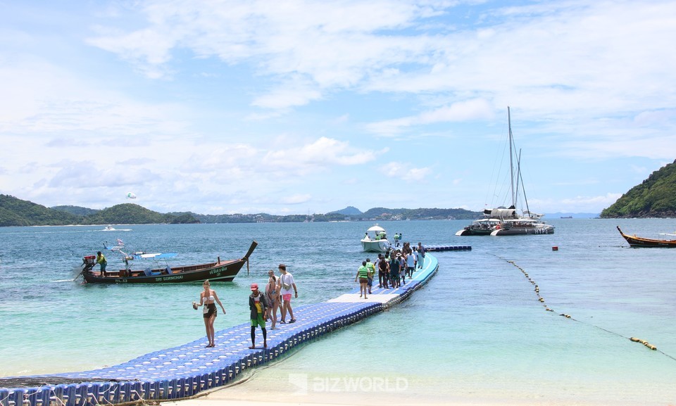 바나나 비치로 들어오는 관광객. 사진=손진석 기자