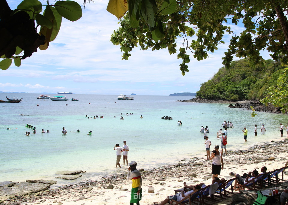 바나나 비치 해변에서 스노클링을 하고 있는 모습. 사진=손진석 기자
