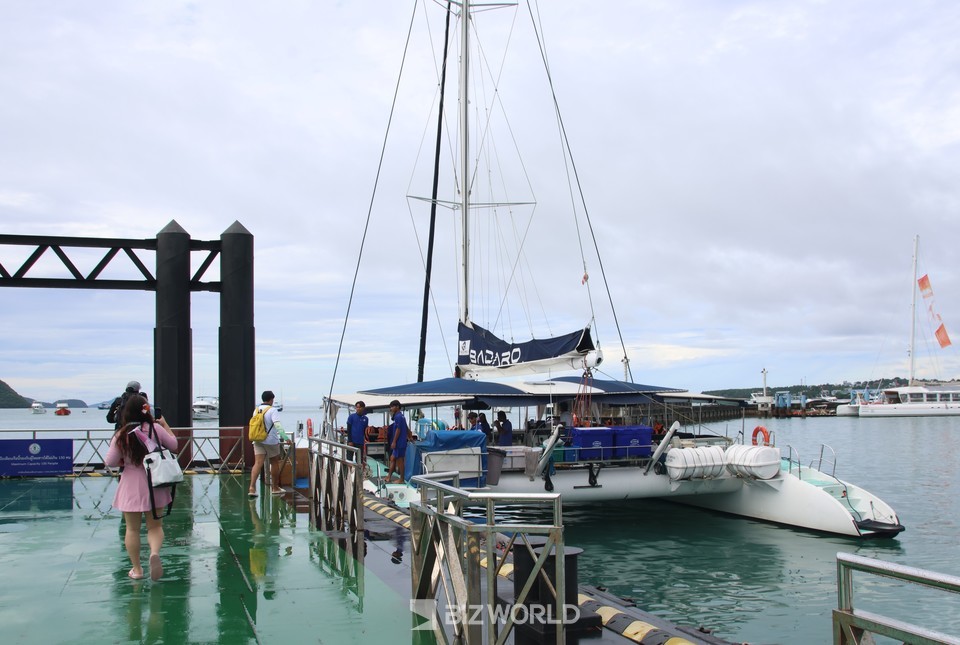찰롱부두에서 바나나 비치로 가기위해 대기 중인 바다로 요트. 사진=손진석 기자