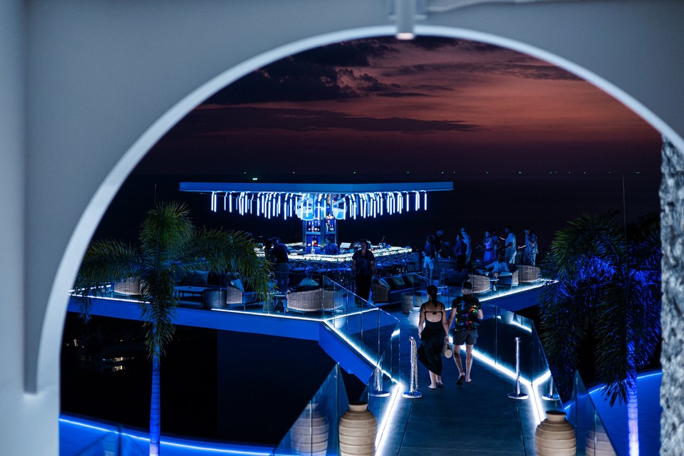 독사로 가고 있는 관광객. 사진=피라