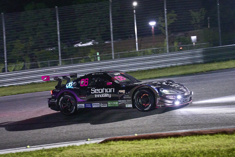 지난 2024 강원 모터 페스타 토요타 가주 레이싱 6000 클래스 우승자 장현진이 서킷을 질주하고 있다. 사진=슈퍼레이스