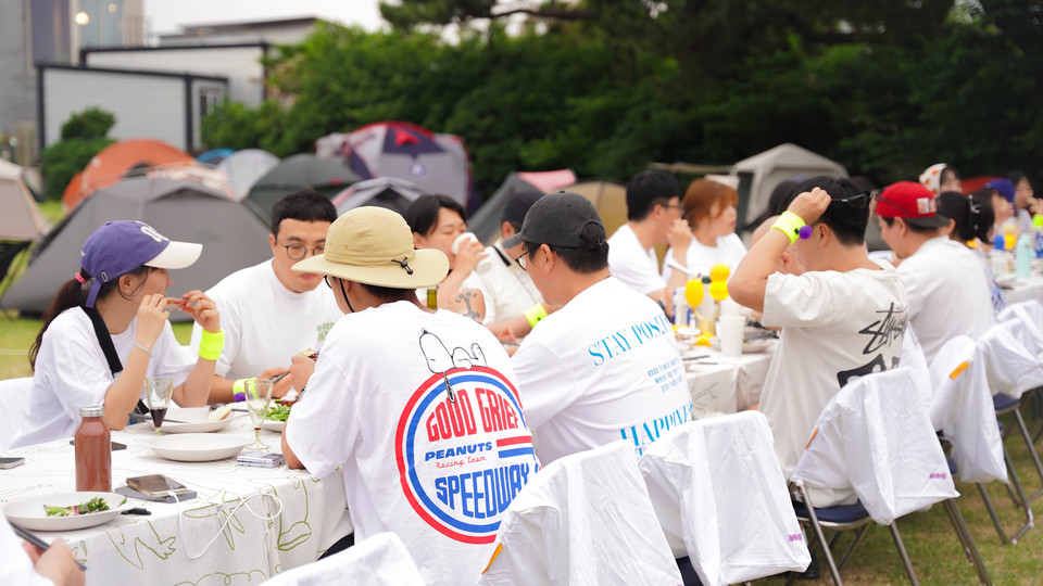 비양도 오디밥상 행사 참가자들이 식사를 즐기고 있다. 사진=한국관광공사