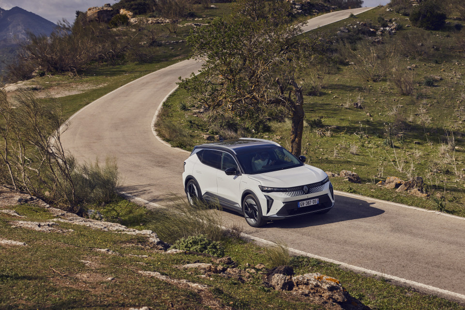 르노 세닉 E-Tech 100% 일렉트릭 주행모습. 사진=르노코리아