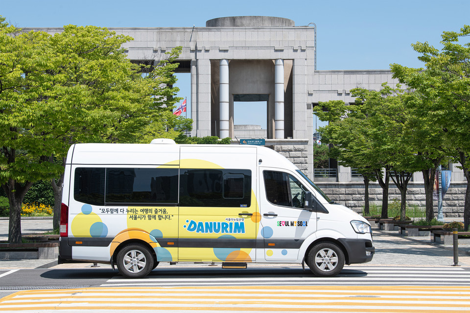 도심 속을 달리고 있는 다누림 미니밴. 사진=서울관광재단