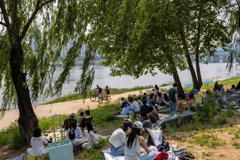 노들섬에서 피크닉을 즐기는 시민들. 사진=서울관광재단
