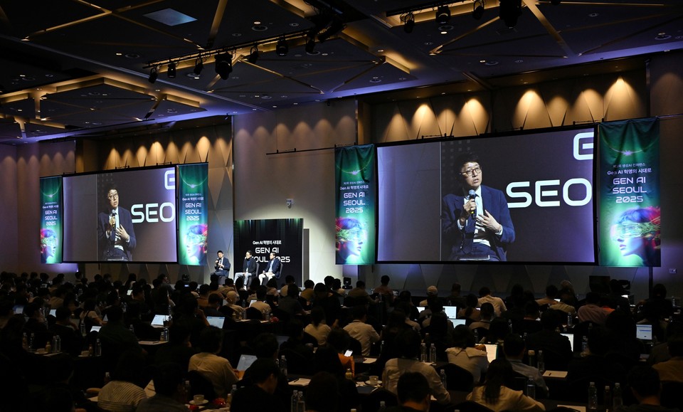 지난 10일 개최된 Gen AI SEOUL 2025 컨퍼런스에서 한국앤컴퍼니 김성진 전무가 강연을 진행하고 있다. 사진=한국앤컴퍼니그룹