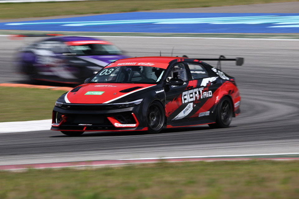 안경식(03번) 선수가 1위 기록을 내기 위해 코너를 빠져나오자마자 가속하고 있다. 인제=박준 작가