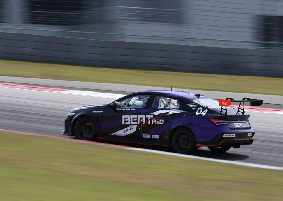 김지원 선수가 예선전에서 속도를 올리고 있다. 인제=박준 작가