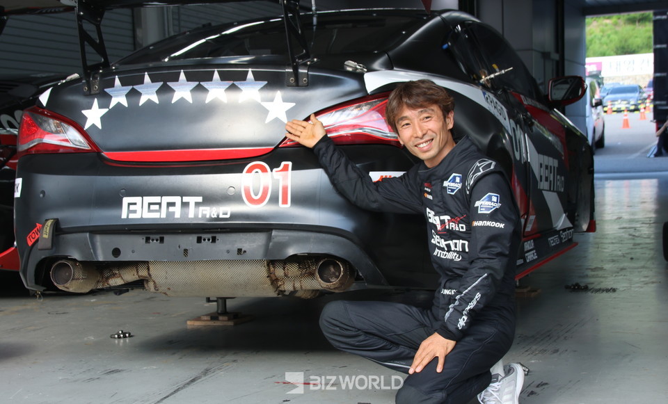 정경훈 감독 및 선수가 우승의 별 앞에서 수줍은 미소를 보이고 있다. 인제=손진석 기자