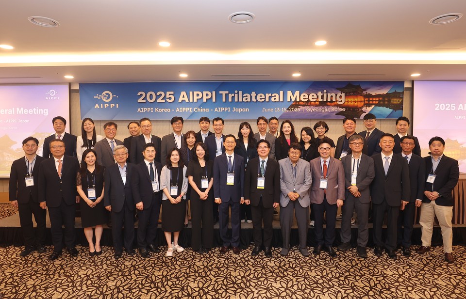 목성호 특허청 차장(앞줄 왼쪽에서 아홉 번째)이 ‘2025 한-중-일 3국회의’에서 관계자들과 기념촬영을 하고 있다. 사진=특허청