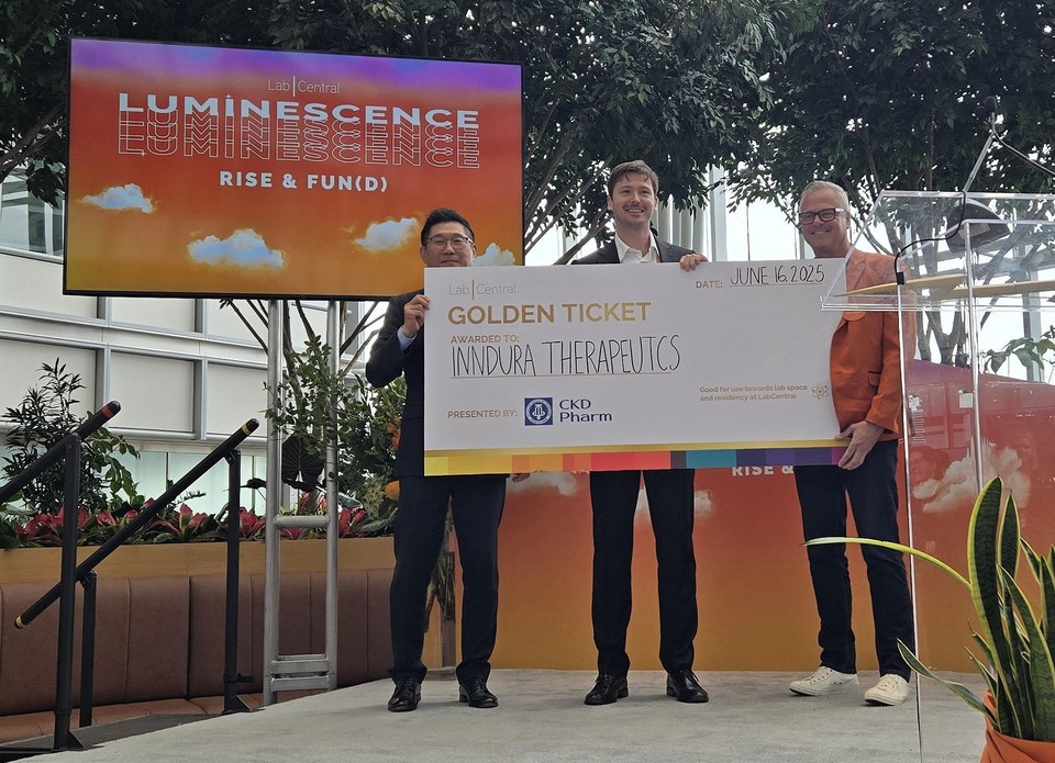 (왼쪽부터) 김영주 종근당 대표, Nikola Ivica InnDura Therapeutics CEO, Mike Larhette 랩센트럴 CBO가 이달 16일(현지시각) 미국 보스턴에서 열린 ‘2025 CKD Pharm Golden Ticket’ 행사에서기념촬영을 하고 있다. 사진=종근당