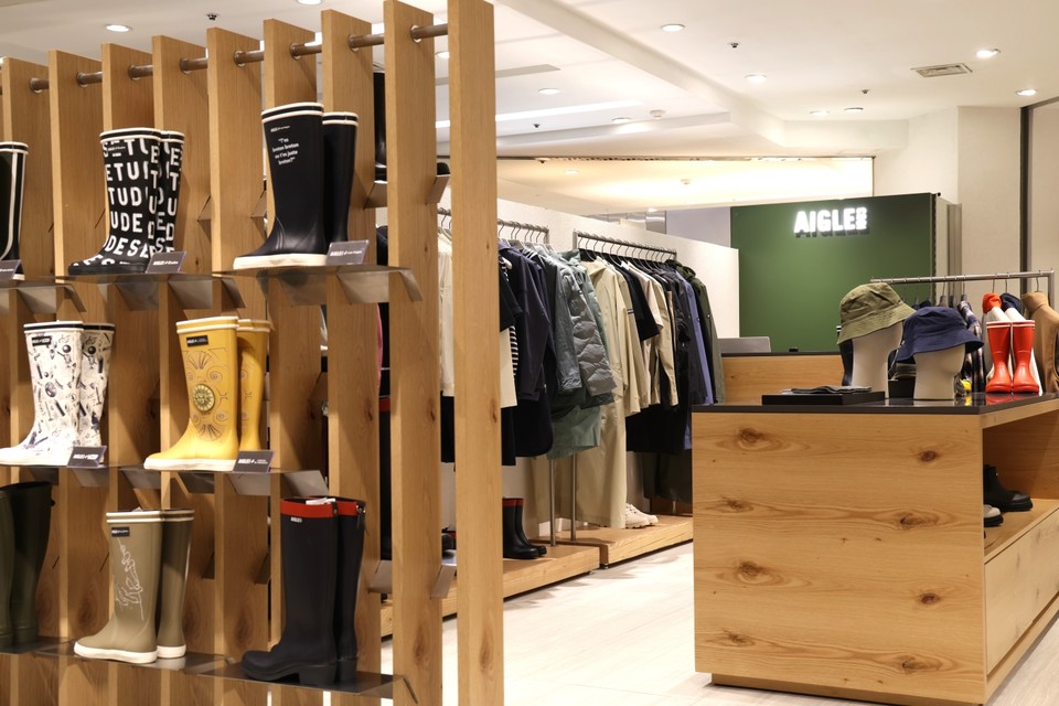 롯데홈쇼핑은 K-브랜드의 해외 수출과 글로벌 브랜드의 국내 유통을 아우르는 양방향 글로벌 유통 사업을 본격화한다. 롯데백화점 잠실점 'AIGLE' 정규 매장. 사진=롯데홈쇼핑
