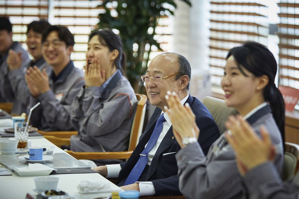 김승연 회장이 한화토탈에너지스 대산공장 직원들과 오찬을 하며 환담을 나누고 있다. 사진=한화그룹