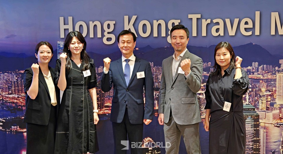 김윤호 지사장(가운데)와 홍콩관광청 한국지사 직원들이 관광교역전 성공을 다짐하고 있다. 사진=손진석 기자
