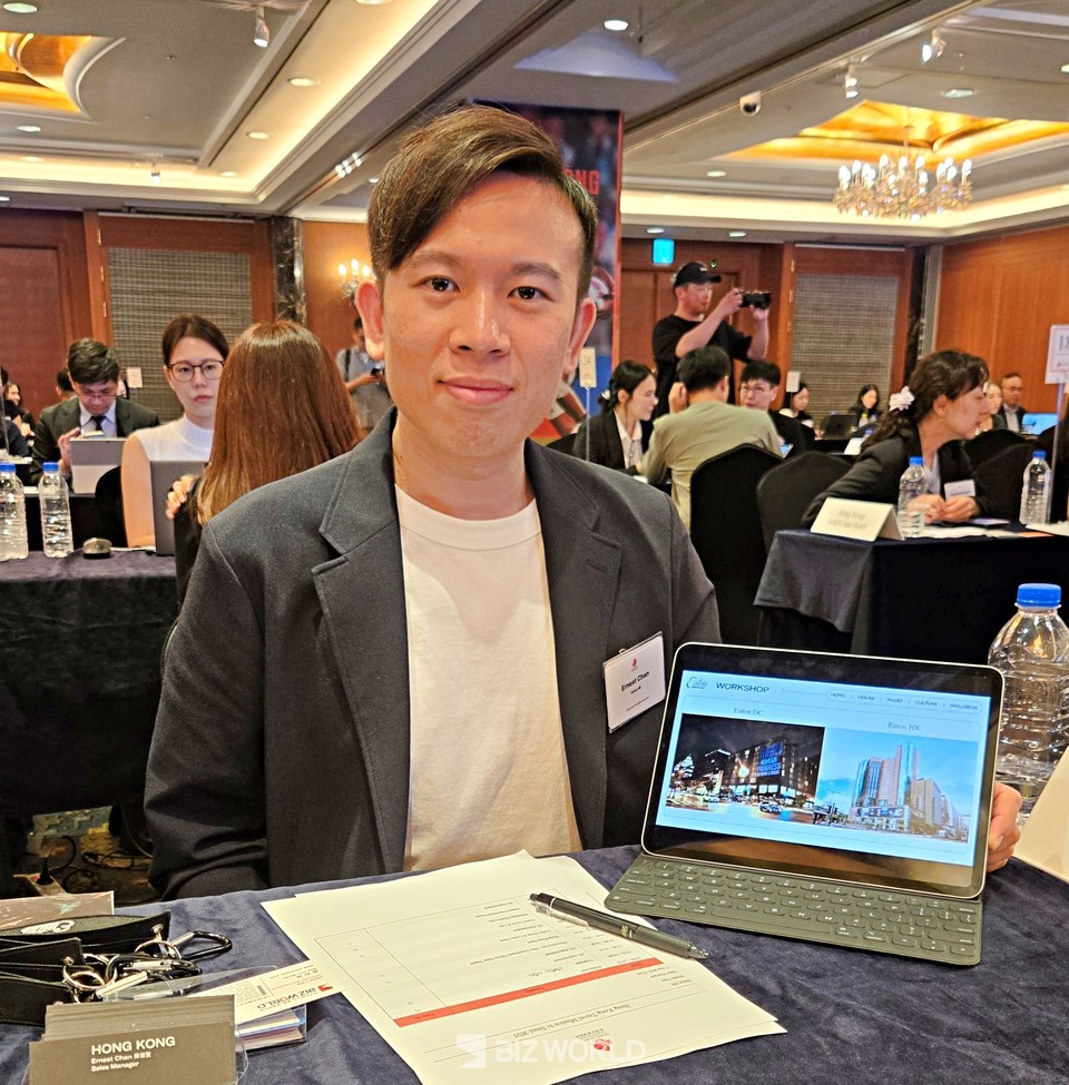 어네스트 챈(Ernest Chan) 이튼 호텔(Eaton HK) 세일즈 매니저가 호텔에 대해 설명하고 있다. 사진=손진석 기자