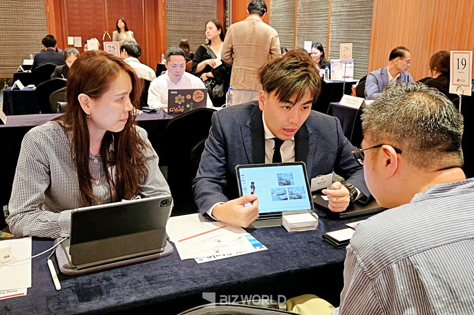 오스카 야우 호프웰 호텔 시니어 세일즈 매니저가 1대1 상담을 진행하고 있다. 사진=손진석 기자