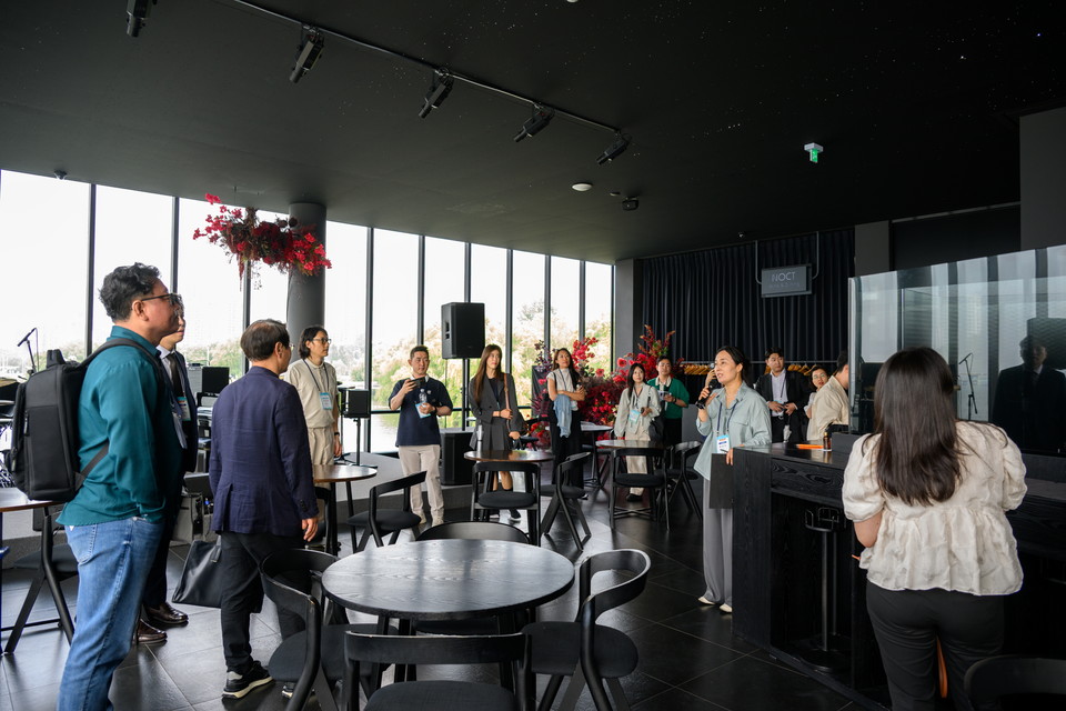 참가자들이 SMA 유니크베뉴 시설 회원사인 더리버를 답사하고 단체사진을 촬영하고 있다. 사진=서울관광재단