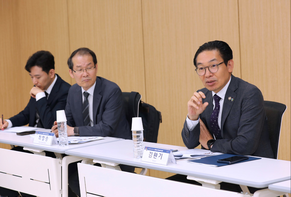 김완기 특허청장(오른쪽에서 첫 번째)이 ‘특허청-충남대-지역기업 간 IP교육 협력 간담회’를 진행하고 있다. 사진=특허청