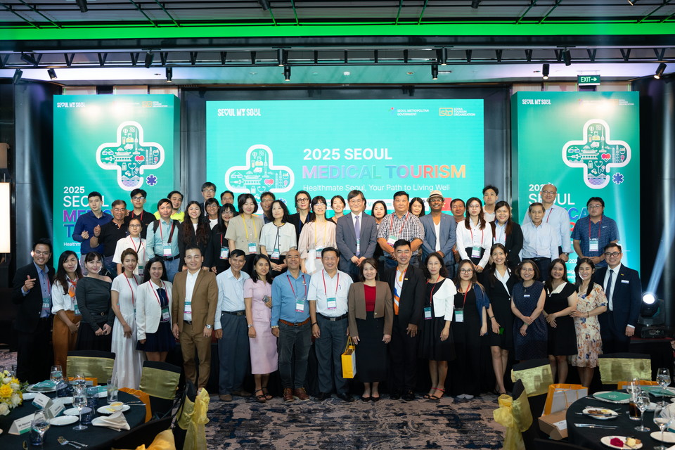 2025년 호치민 의료관광설명회 참석자들이 기념 사진을 촬영하고 있다. 사진=서울관광재단