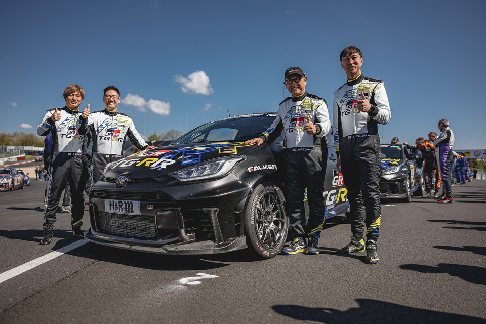 토요타 가주 루키 레이싱 GR 야리스와 드라이버. 사진=토요타자동차
