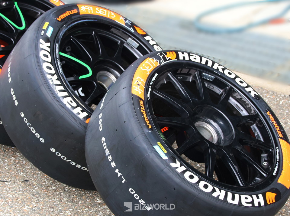 모터스포츠 경기에 사용하기 위해 준비된 한국타이어의 경기용 슬릭타이어. 사진=손진석 기자