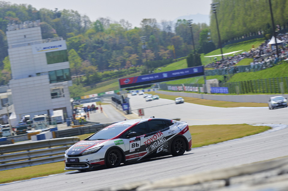 2025 슈퍼레이스 챔피언십 프리우스 PHEV 클래스 개막전 경기 모습. 사진=브리지스톤