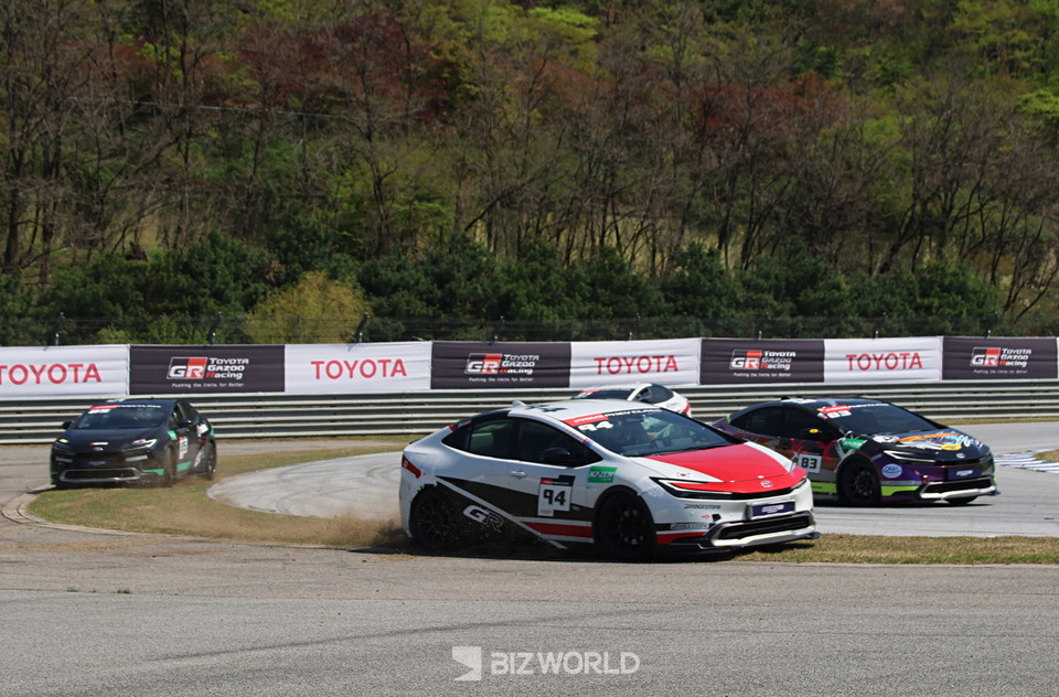 브리지스톤 포텐자 고성능 스포츠 타이어를 장착한  차량들이 슈퍼레이스 프리우스 PHEV 클래스 경기에서 경쟁을 펼치고 있다. 사진=손진석 기자