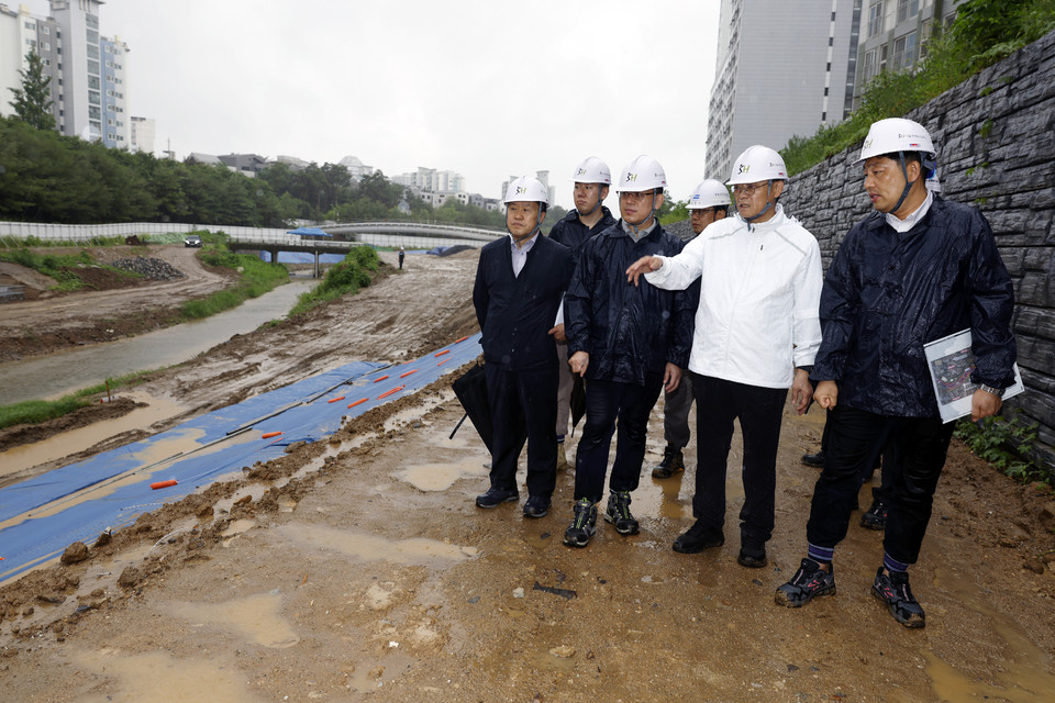 황상하 사장(오른쪽 두 번째) 등 점검단이 20일 호우주의보가 발령된 가운데 망월천 하천 정비 현장의 안전성을 점검하고 있다. 사진=SH공사
