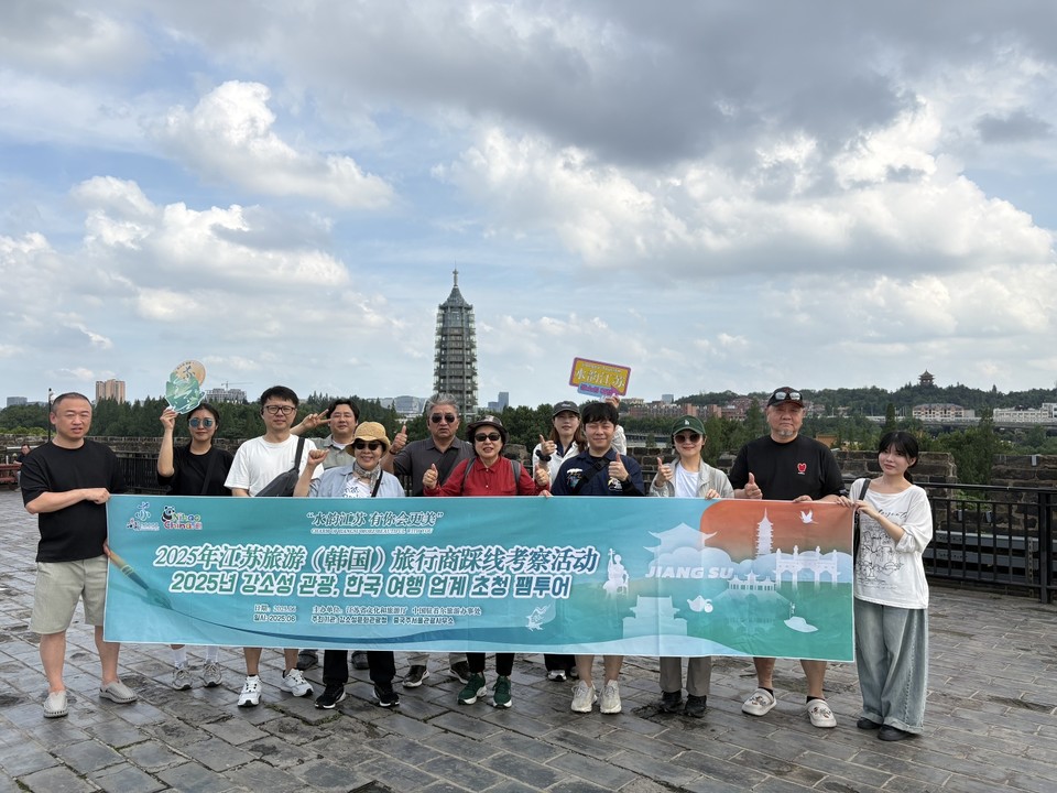 중국 강소성 초청으로 난징 시내를 시찰 중에 기념 사진을 촬영하고 있다. 사진=서울시관광협회