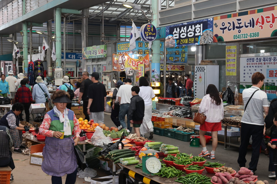 영해만세시장을 방문한 행사 참가자들. 사진=한국관광공사