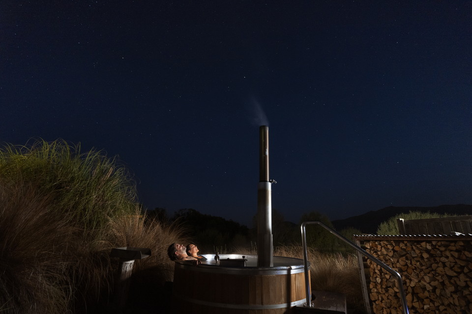 로맨틱한 별빛 아래 즐기는 핫 터브스 오마라마. 사진=Miles Holden