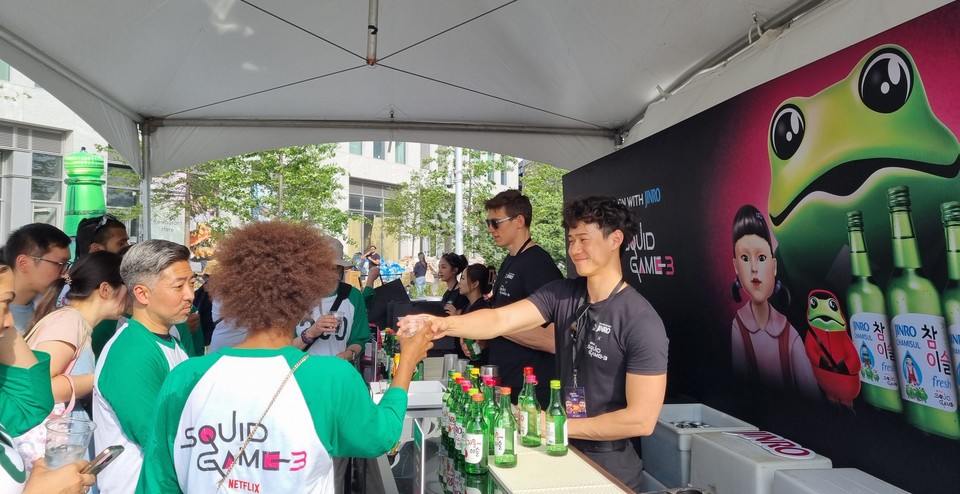 지난 20일(현지시간) 미국 뉴욕 도미노파크(Domino Park)에서 열린 '오징어 게임' 시즌3 뉴욕 팬 이벤트 현장에 마련된 하이트진로 단독 부스 모습. 사진=하이트진로