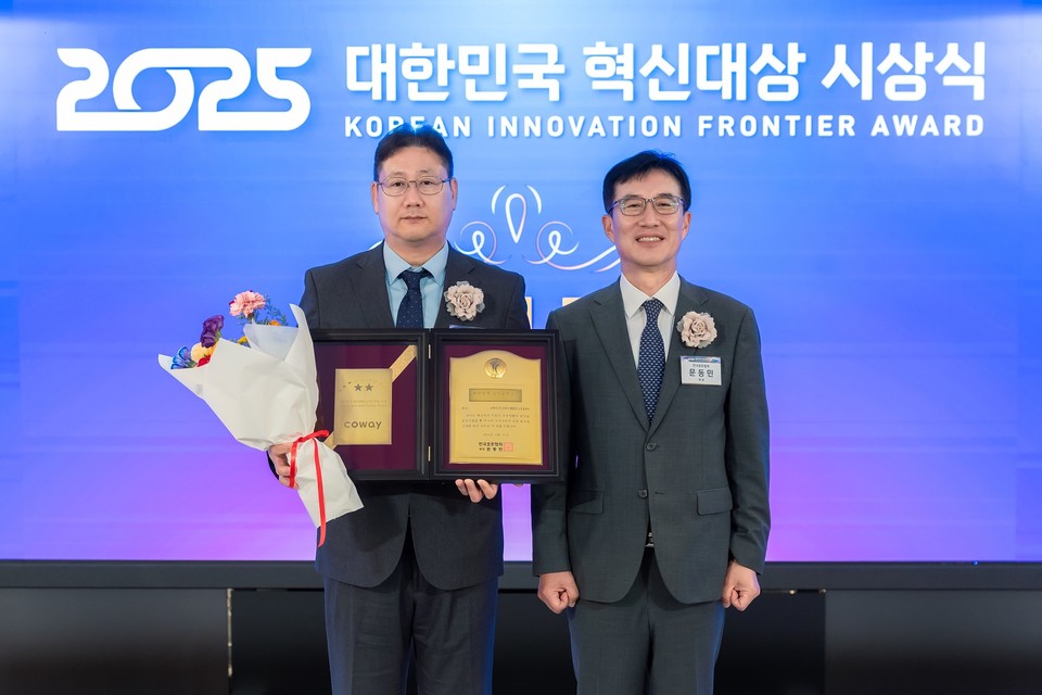 2025 대한민국 혁신대상 시상식에서 이현희 코웨이 비렉스 개발실장(왼쪽)과 문동민 한국표준협회장(오른쪽)이 기념촬영을 하고 있다. 사진=코웨이