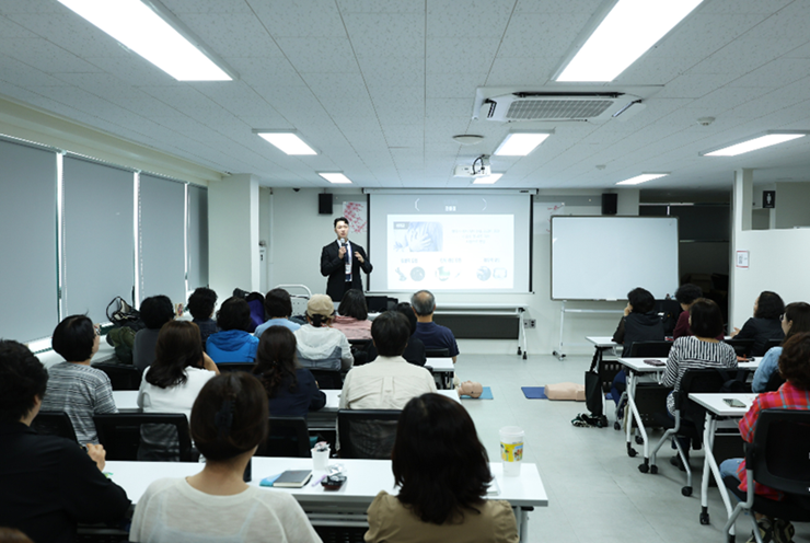 지난 25일 사회적협동조합우리사이 사옥에서 진행된 SK프로보노 보건 안전 자문 현장에서 ADT캡스의 전문경호팀이 사회적기업을 대상으로 교육을 진행하고 있다. 사진=SK프로보노 사무국 행복나래