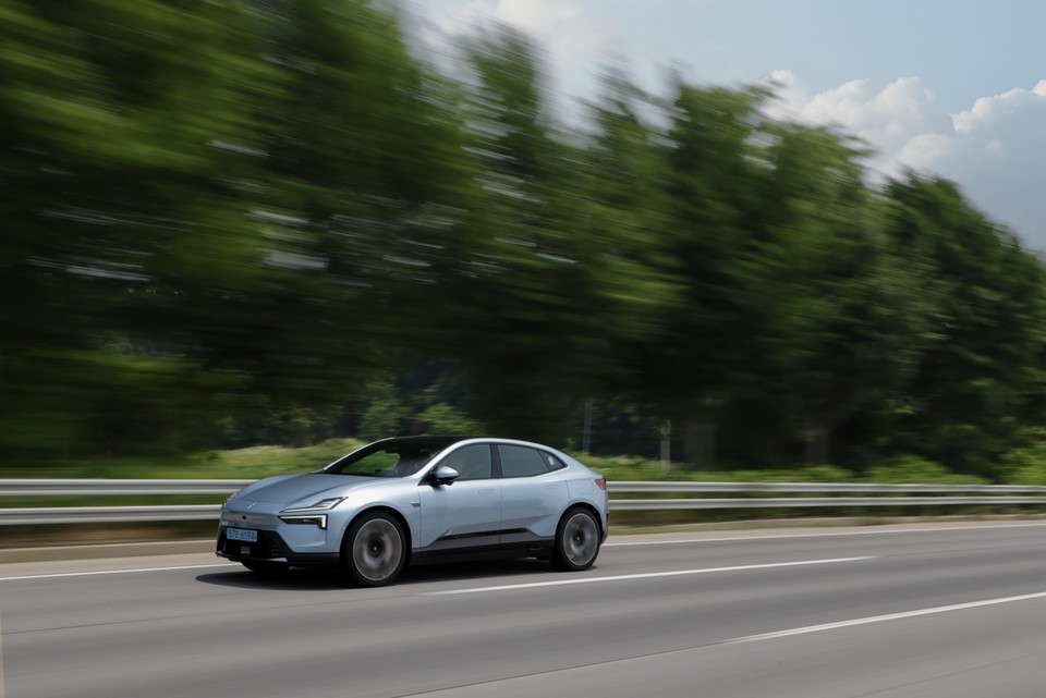 2026년형 폴스타4 주행 모습. 사진=폴스타