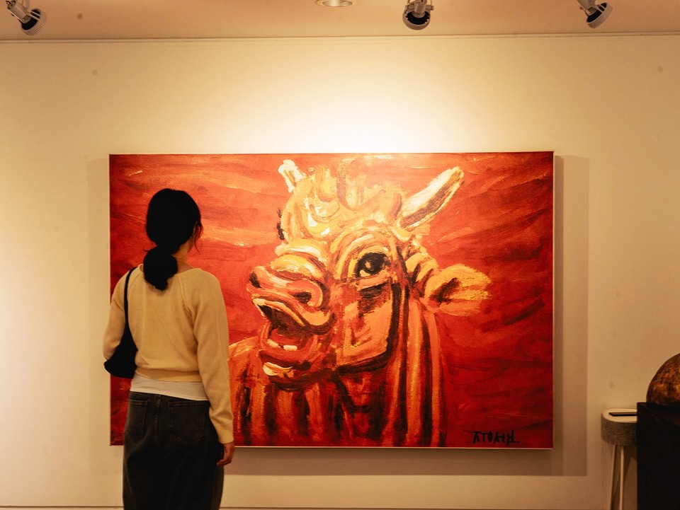 이중섭 미술관에 전시된 작품을 감상하고 있는 관람객. 사진=제주관광공사