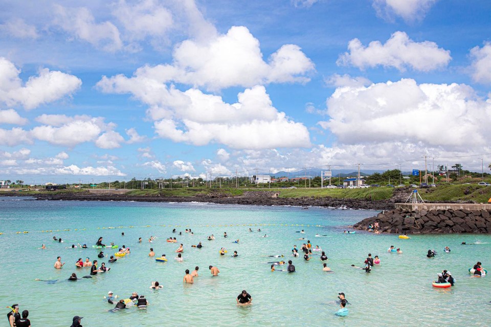제주 판포 포구에서 여름을 즐기고 있는 사람들. 사진=제주관광공사