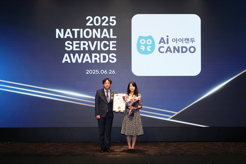 이윤희 교원 교육플랫폼 마케팅팀 팀장(오른쪽)이 지난 26일 서울 서초구 엘타워에서 열린 _2025 국가서비스대상’ 시상식에서 수상 기념촬영을 하고 있다. 사진=교원