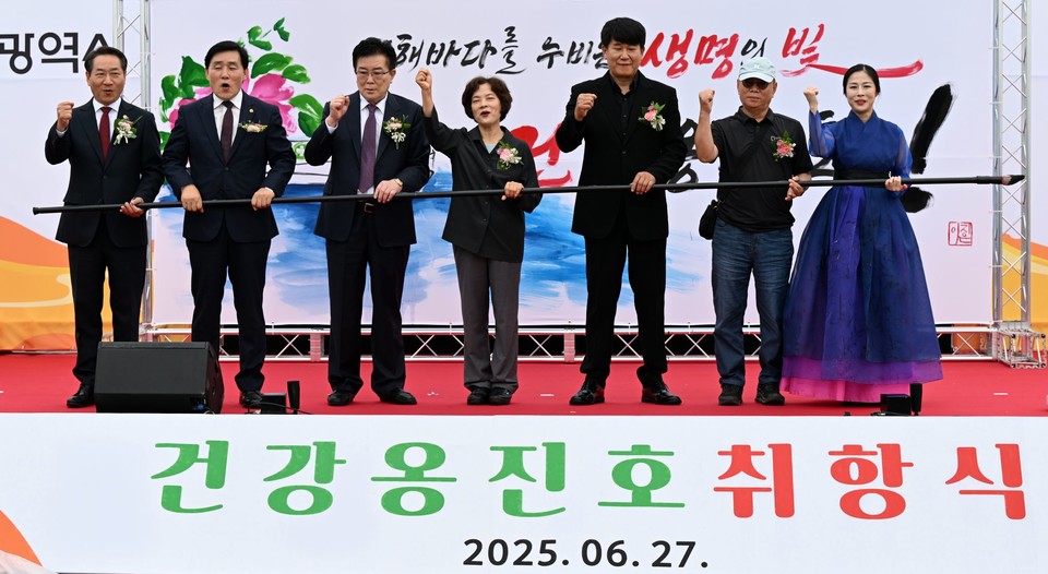 인천시(시장 유정복)는 27일 오전 9시부터 11시까지 인천항 역무선부두 4잔교에서 옹진군 신규 병원선인 ‘건강옹진호’취항식을 개최했다고 밝혔다. 유정복 인천시장(왼쪽) 등이 취항식 행사를 하고 있다. 사진=인천시