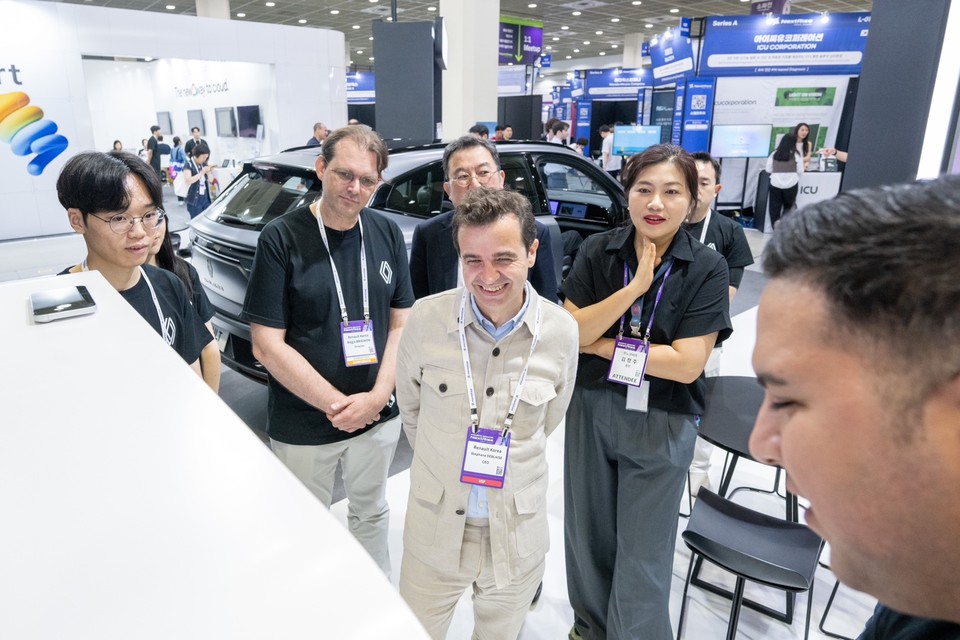 스테판 드블레즈 르노코리아 사장과 임직원들이 넥스트라이즈에 마련된 르노 부스를 둘러보고 있다. 사진=르노코리아