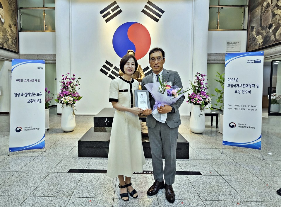 심우섭 SH공사 기획경영본부장(오른쪽)과 염정림 서울남부보훈지청장이 감사패를 들어보이고 있다. 사진=SH공사