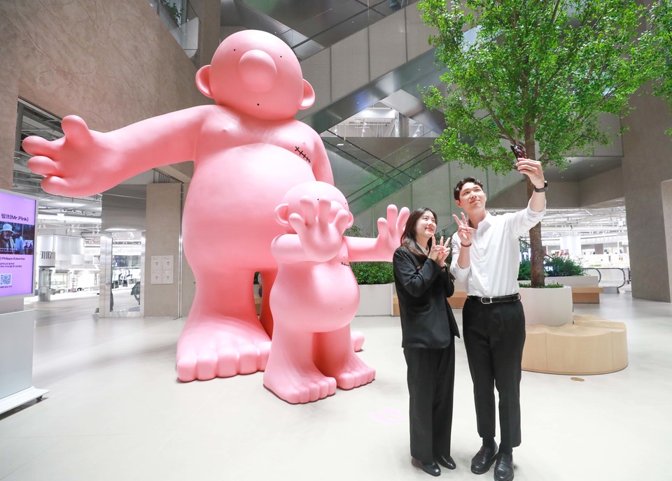 27일 오전, 충북 청주시 흥덕구 가경동에 위치한 커넥트현대 청주 1층 '미스터 핑크' 조형물 앞에서 고객들이 기념사진을 찍고 있다. 사진=현대백화점