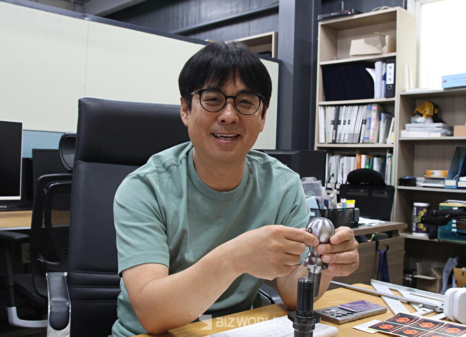 김동주 큐브랙 대표가 자사 제품의 특징에 대해 설명하고 있다. 사진=손진석 기자